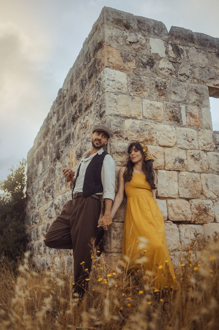 זוג ליד קיר אבן בטבע