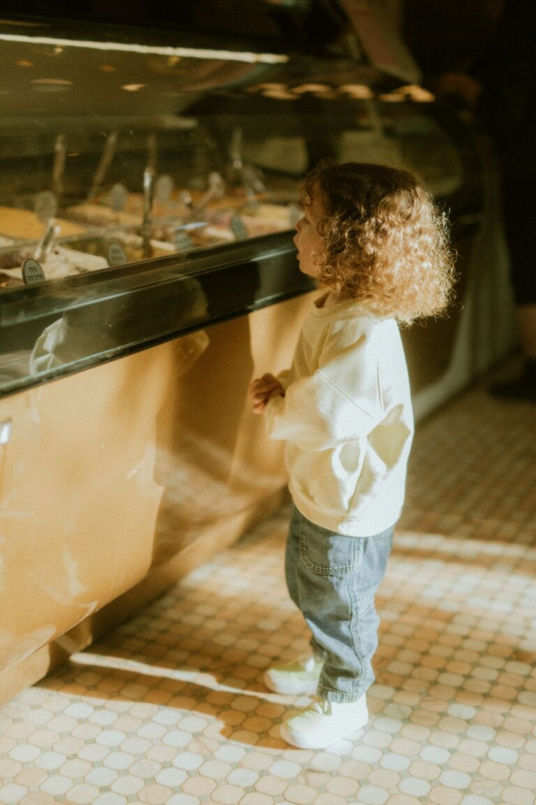 ילדה קטנה מול דלפק המאפייה