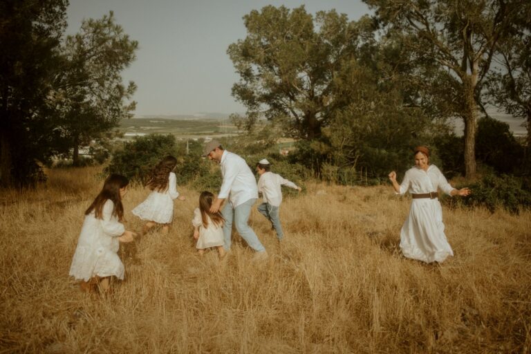 משפחה בשדה באור של סוף יום